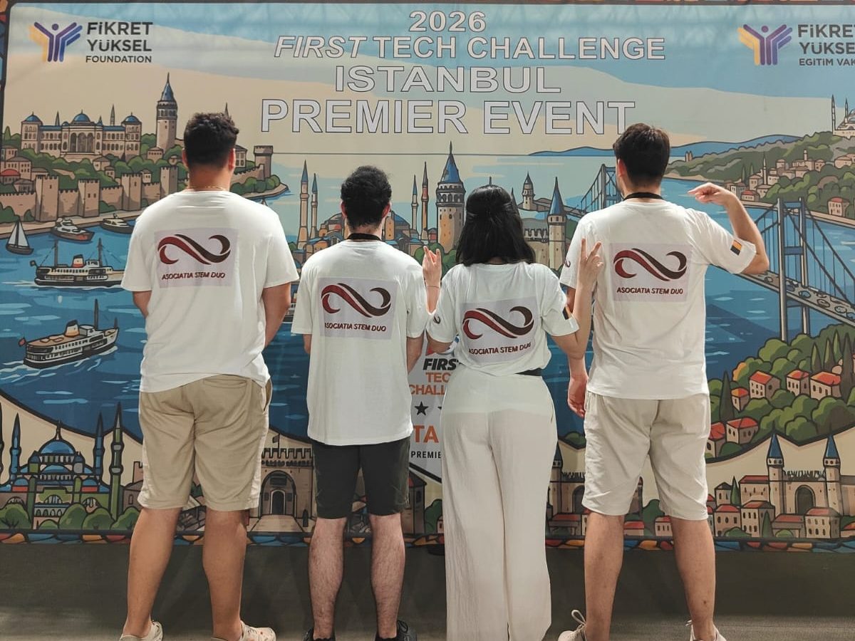 Patru membri ai echipei, în tricouri cu sigla Asociației STEM DUO, în fața panoului FIRST Tech Challenge Istanbul Premier Event 2026
